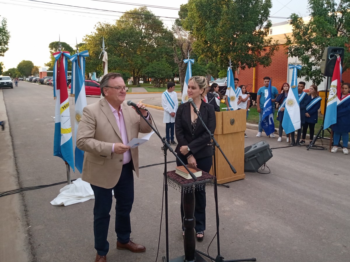 El senador Michlig le tomó  juramento a su hija Dianela