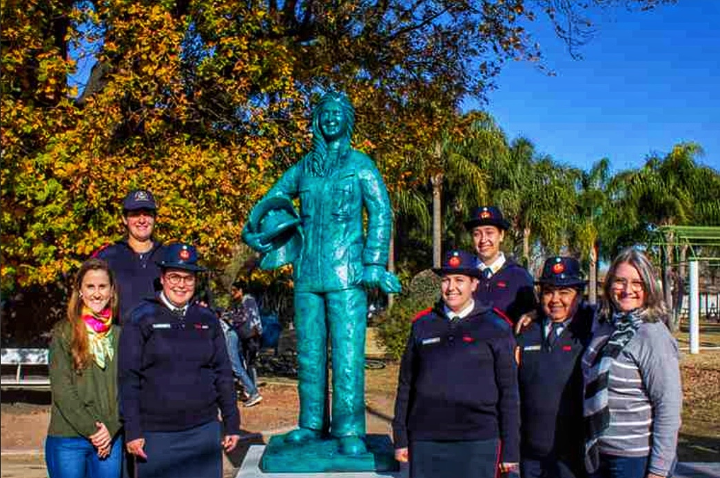 Homenajearon a los Bomberos Voluntarios en San Carlos Sud con una escultura