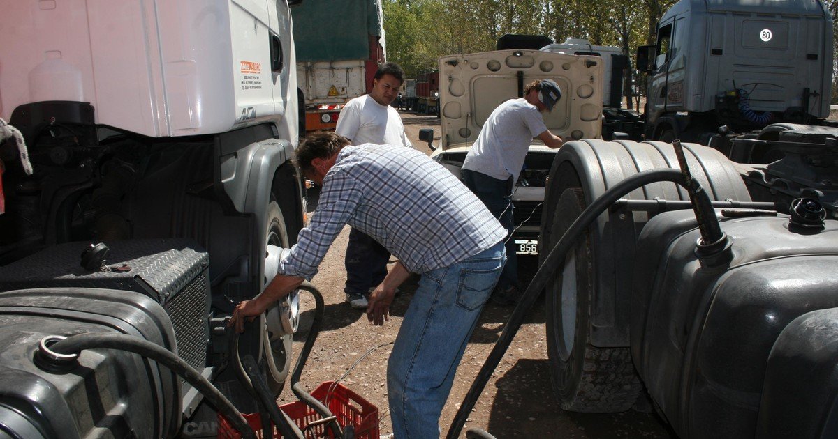 Crisis de combustibles: llegan al país 14 barcos con gasoil paras transporte e industrias