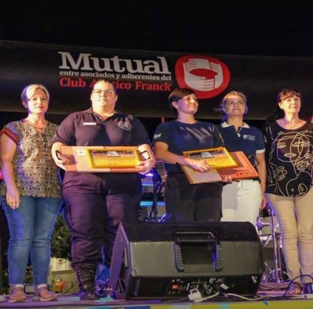 8M: distinguen a Gabriela Souza y Nerina Luques integrantes de Bomberos Voluntarios de Franck