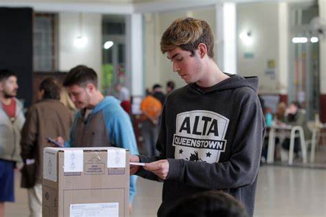 Voto joven: electores de 16 y 17 años podrán votar cargos provinciales en Santa Fe