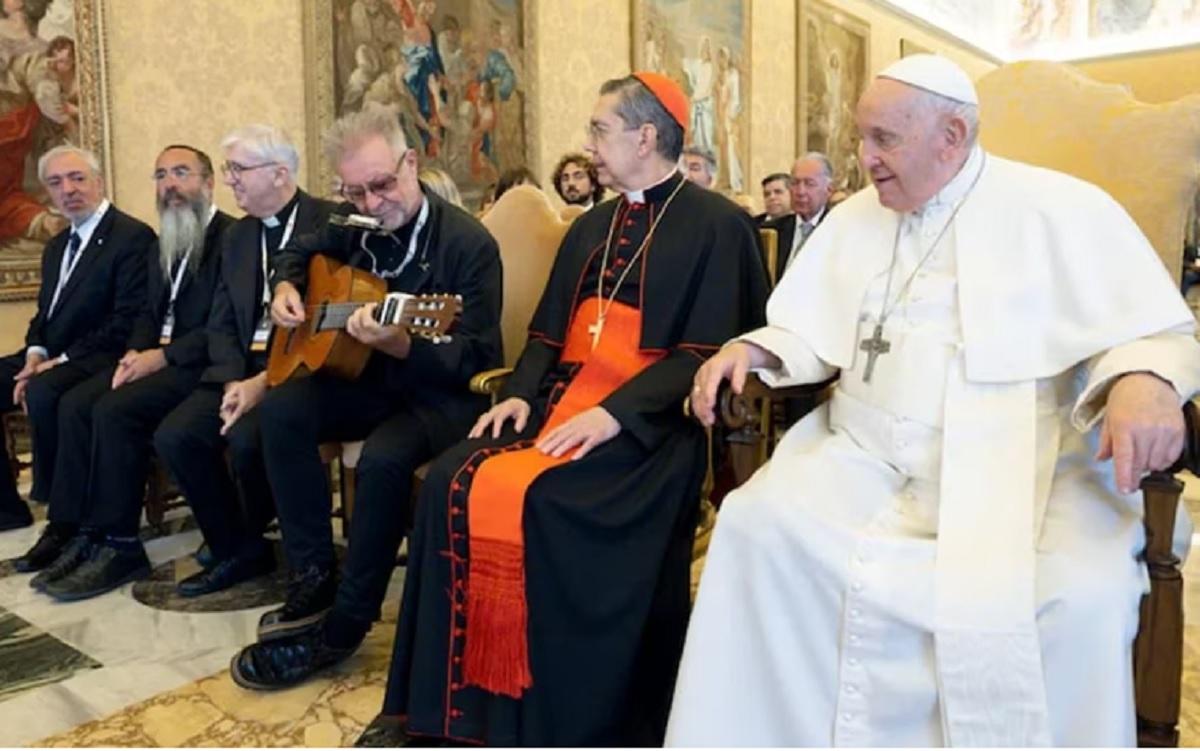 León Gieco cantó “Solo le pido a Dios” en el Vaticano