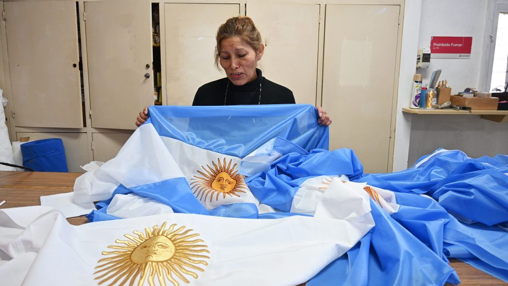 Día de la Bandera: ¿Cómo se fabrican los paños albicelestes?