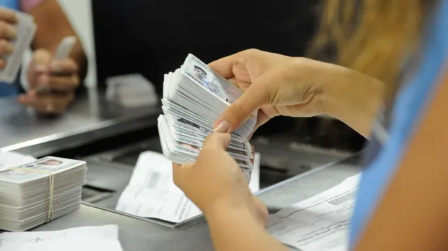 Empiezan a emitir DNI con numeración 70 millones para los recién nacidos en Argentina