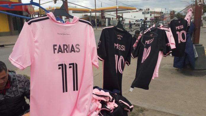 En Santa Fe, cuesta más la camiseta del Inter Miami de Facundo Farías que la Lionel Messi