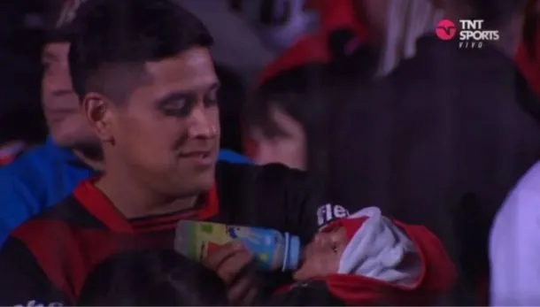 Un hincha de fútbol fue nominado por FIFA para los premios ‘The Best’: le dio una mamadera a su bebé en pleno partido