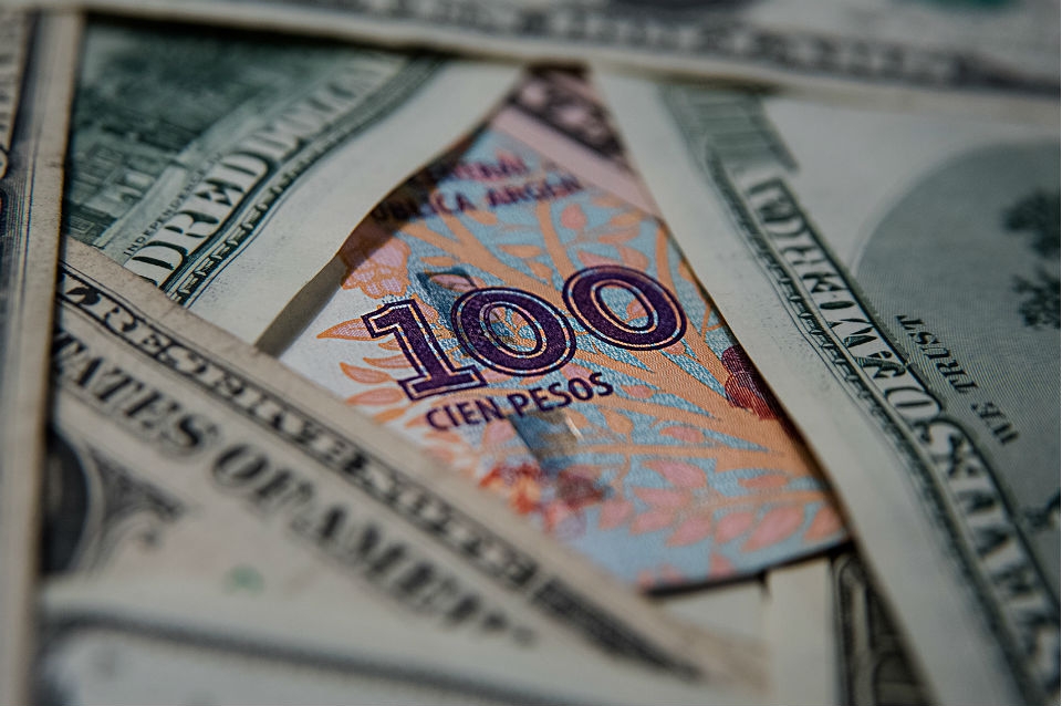 El dólar blue supera los 800 pesos y marca un nuevo récord