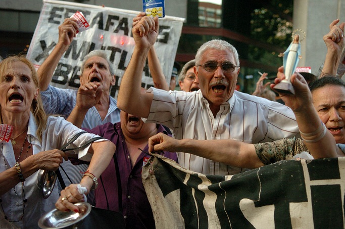 Argentina en Crisis: Banco Central subió las Tasas para Contener al dólar y la Inflación superó el 103% en Solo 9 Meses