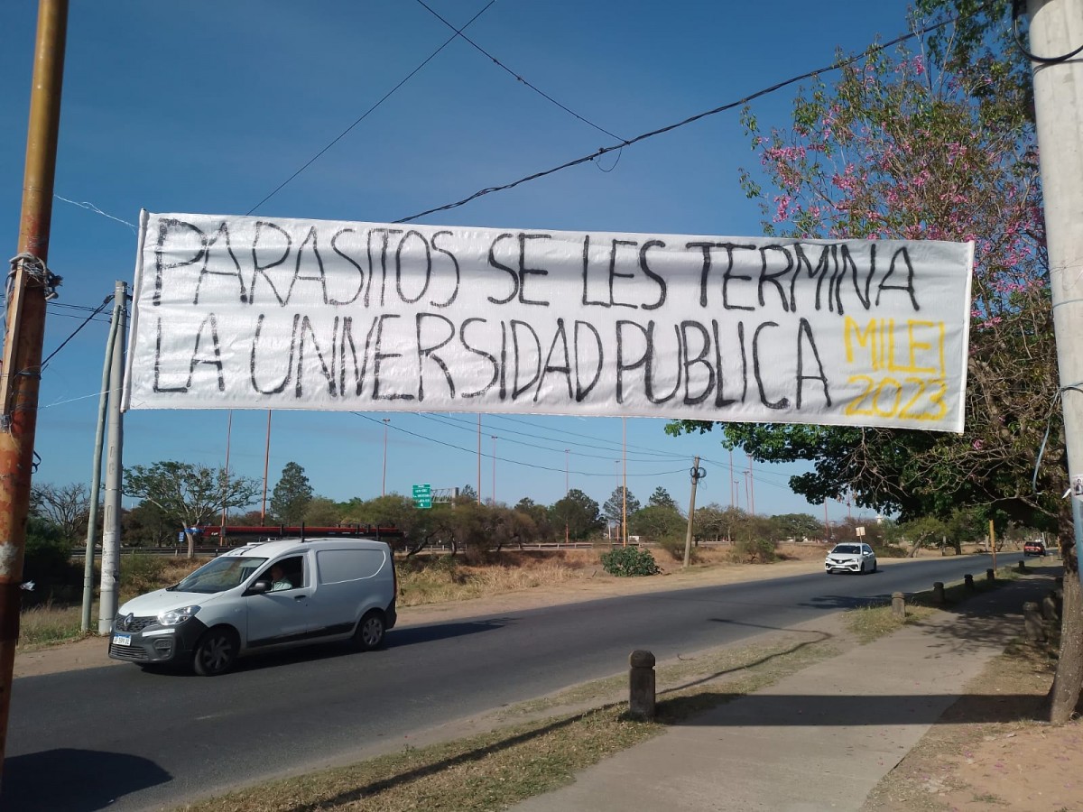 Fuerte rechazo de la comunidad educativa: aparecieron carteles en contra de la educación pública