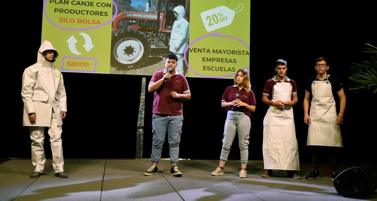 Estudiantes santafesinos transforman viejos silobolsas en ropa de trabajo