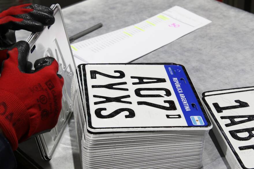 Sin patentes: por falta de chapas, autorizan a circular con las de papel