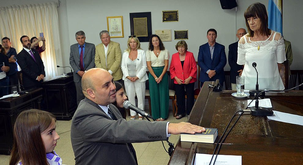 Nueva etapa para la ciudad: Rodrigo Müller juró como nuevo intendente de Esperanza