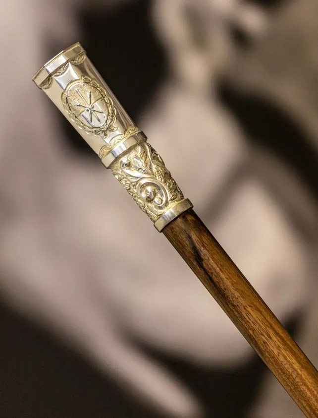 Dante Conti, el artista plástico que cinceló el bastón que recibirá Pullaro