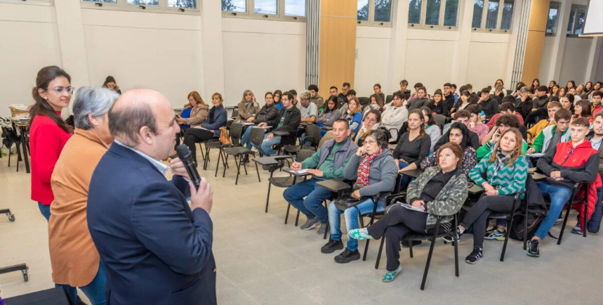 Müller y su equipo presentaron el programa Nuestra Identidad 2024 de la Municipalidad de Esperanza