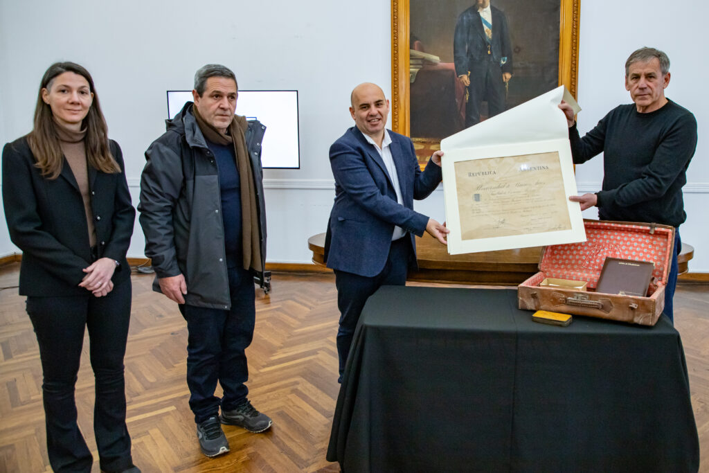 El municipio recibió la donación de objetos personales del Dr. Esteban Laureano Maradona