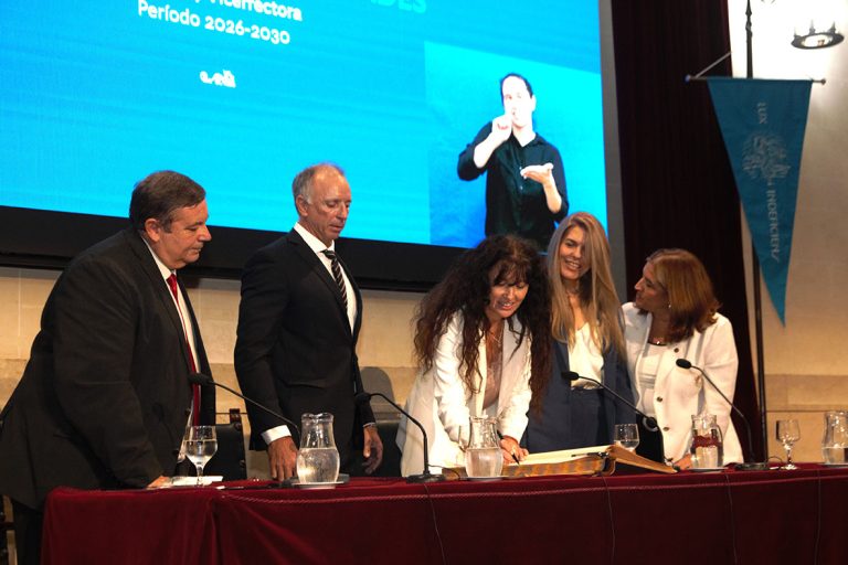 Laura Tarabella asumió como la primera rectora en la historia de la Universidad Nacional del Litoral