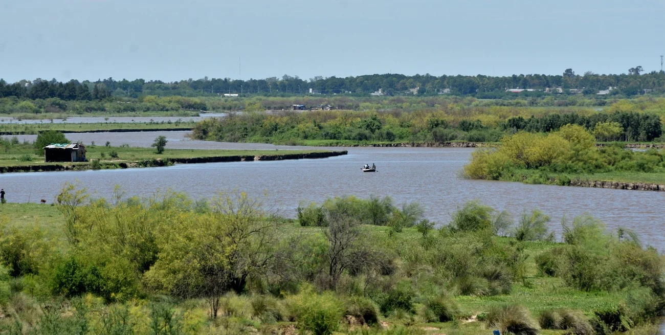 El río Salado se mantiene en niveles altos y bajo monitoreo, en un contexto de inestabilidad climática