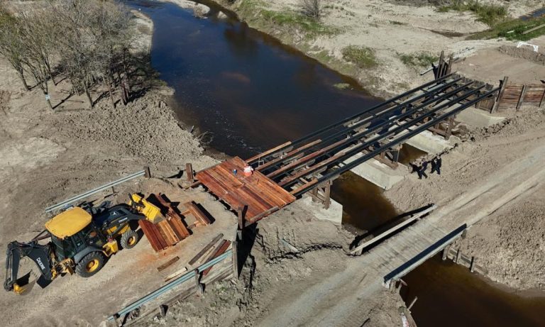 En la Ruta Provincial N° 10, continúa la reconstrucción del antiguo puente de madera sobre el arroyo Cululú