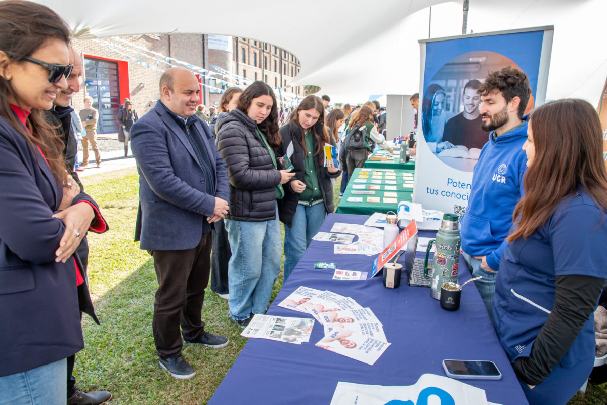 Müller en la Feria Carreras: “En los jóvenes hay mucho talento y debemos ayudarlos a desarrollarlo”