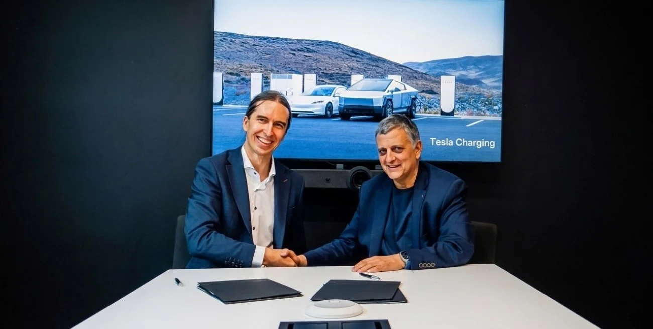 YPF avanzó en un acuerdo con Tesla para negociar terminales de carga para vehículos autónomos