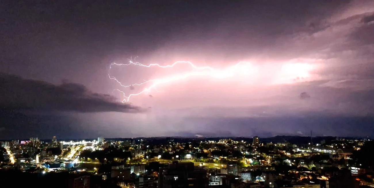 Fuertes lluvias, granizo y hasta un tornado golpearon al sur de Brasil