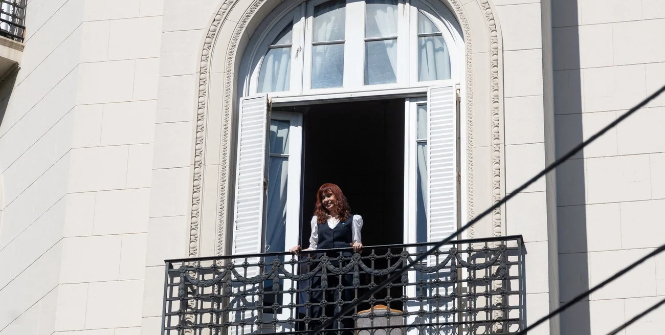 La Justicia embargó el departamento donde Cristina Kirchner cumple prisión domiciliaria