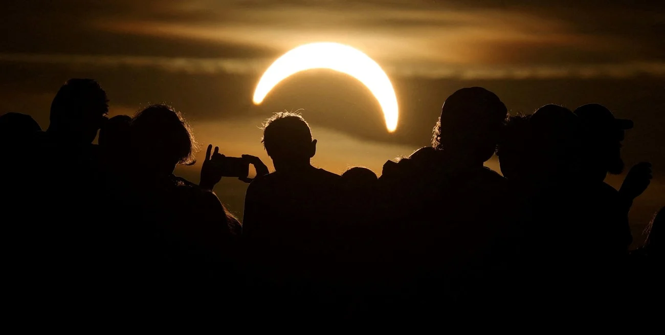 Europa mira al cielo por un eclipse solar total histórico