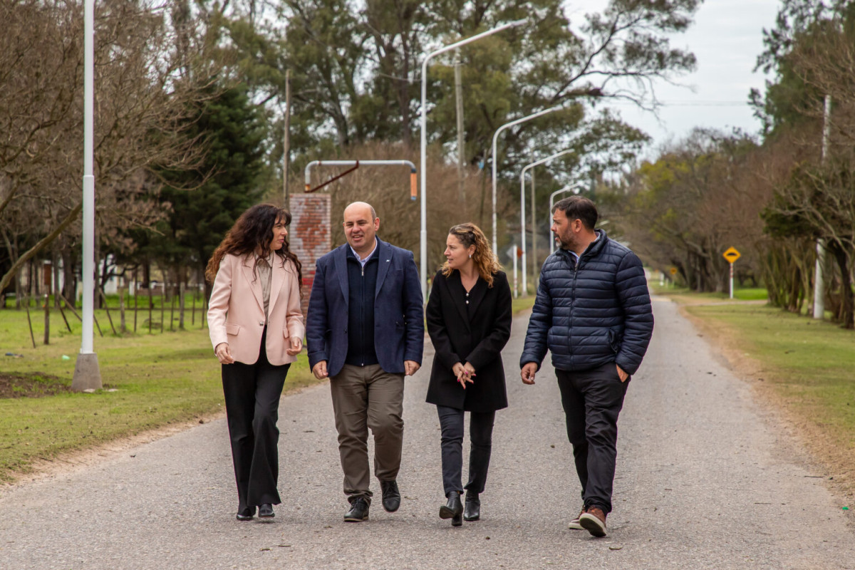 El intendente y la rectora de la UNL recorrieron las nuevas luminarias en el acceso a la Escuela Granja