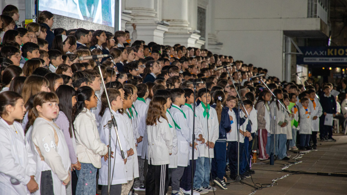 Casi 900 niños protagonizaron el megaconcierto “Esperanza Canta”
